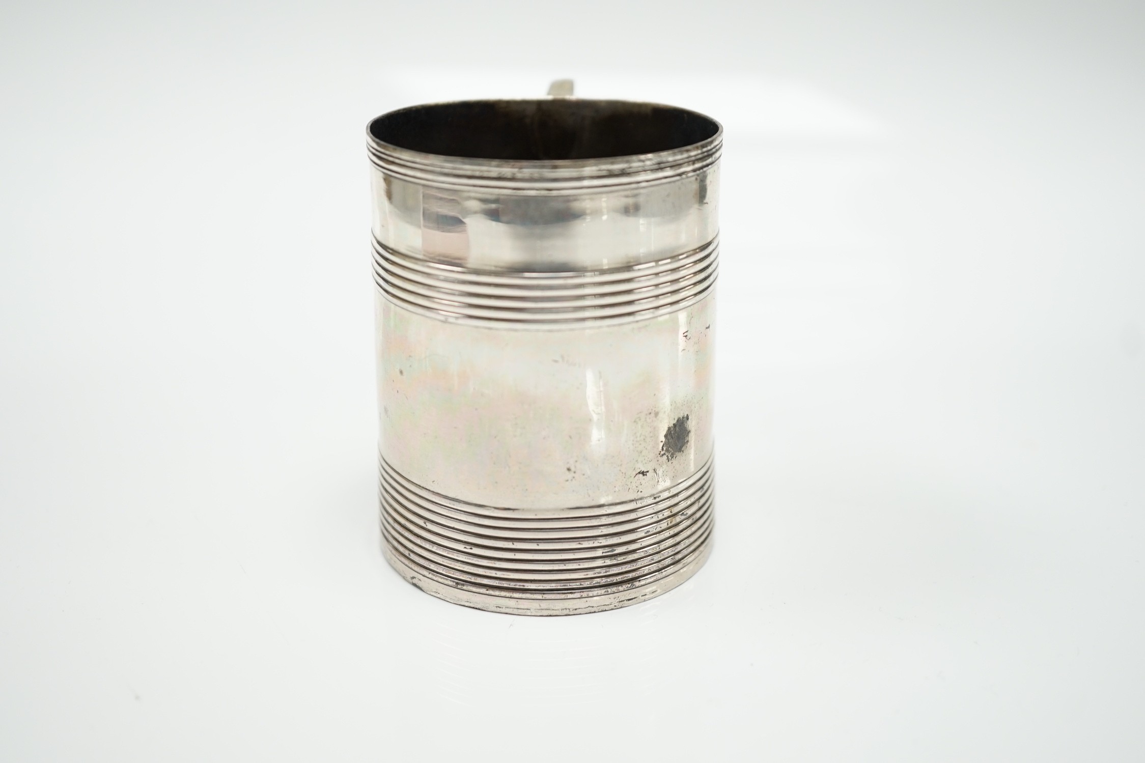 A George III reeded silver small mug, London, 1795, height 70mm, 99 grams.